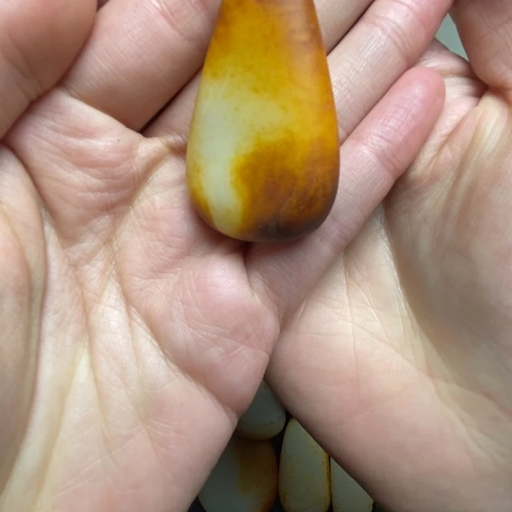 和田玉把件未镶嵌水滴形皮料