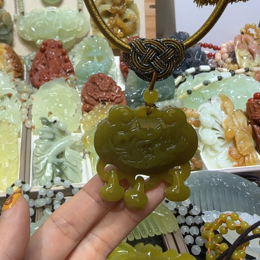 未镶嵌蛇纹石玉吊坠
