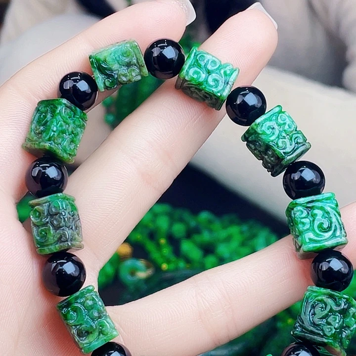 翡翠未镶嵌颈饰多样性