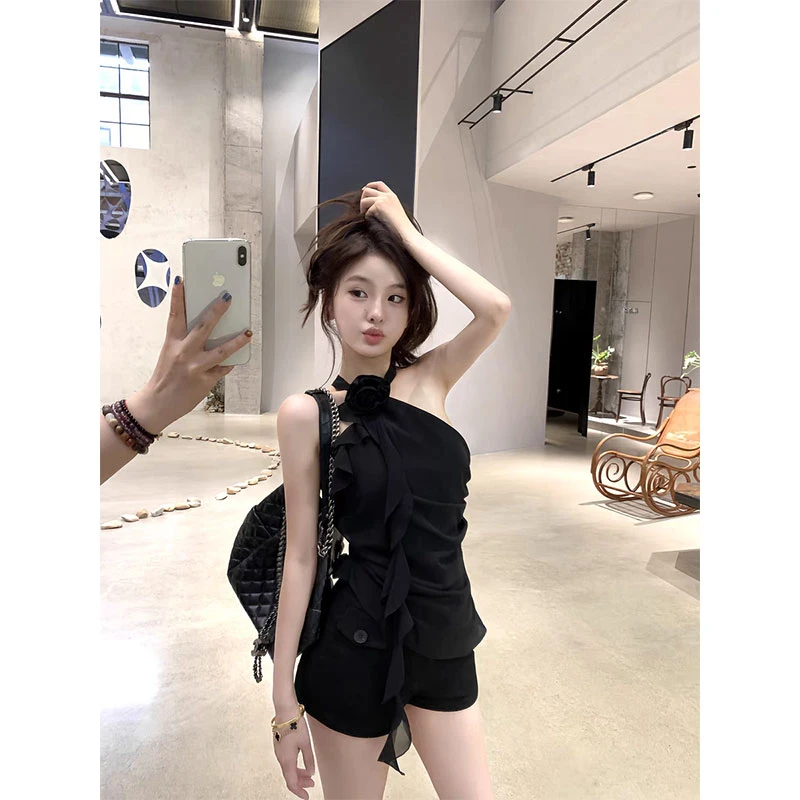 【花絮】纯欲风肌理斜肩立体花朵挂脖吊带背心女配高腰显瘦短裤女