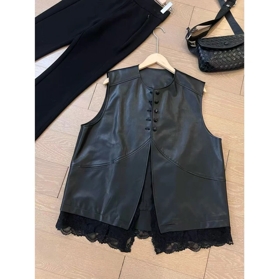 JOJO/玖了个玖 2025春 蕾丝立体弧形剪裁小圆扣皮马甲 2502C172