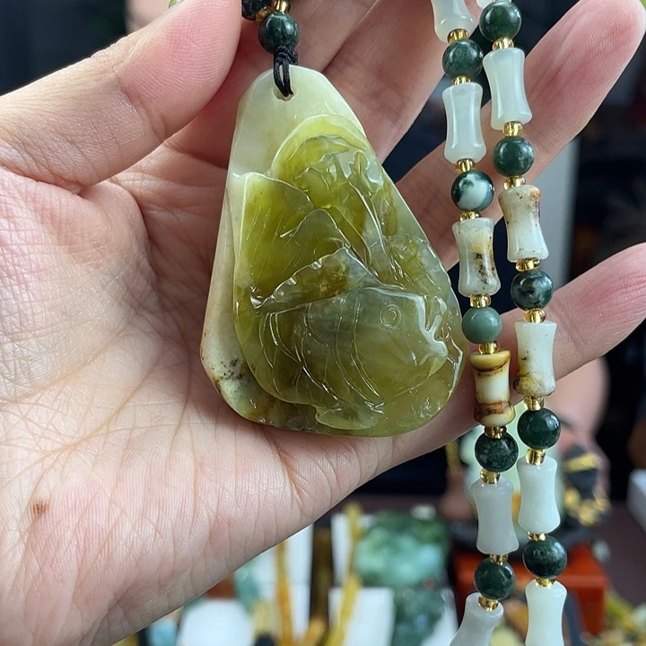 蛇纹石玉未镶嵌颈饰