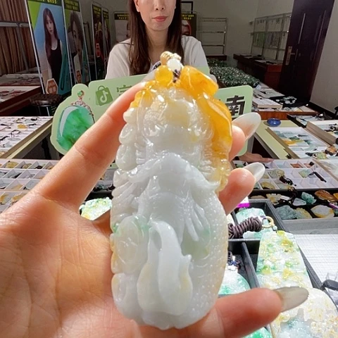 翡翠未镶嵌颈饰一个