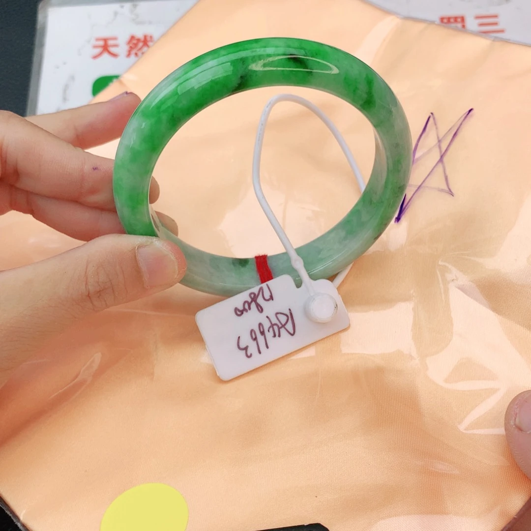 翡翠手镯未镶嵌翡翠