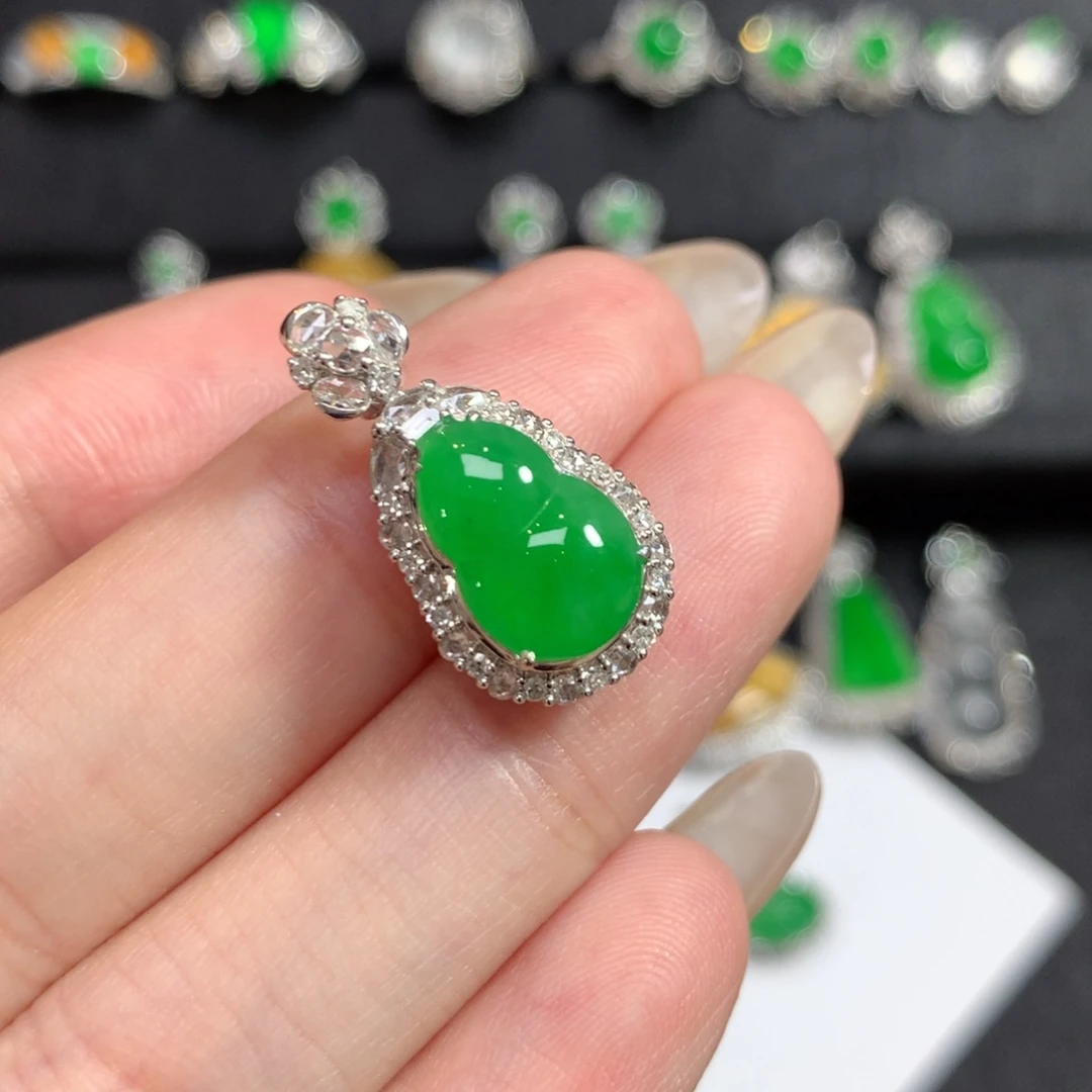 翡翠18K金镶嵌吊坠(赠链)阳绿小葫芦