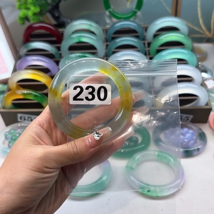 玉寒****》时尚飘花手镯230