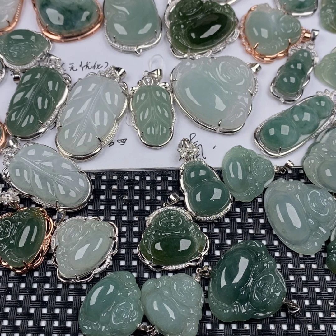 翡翠18K金镶嵌颈饰