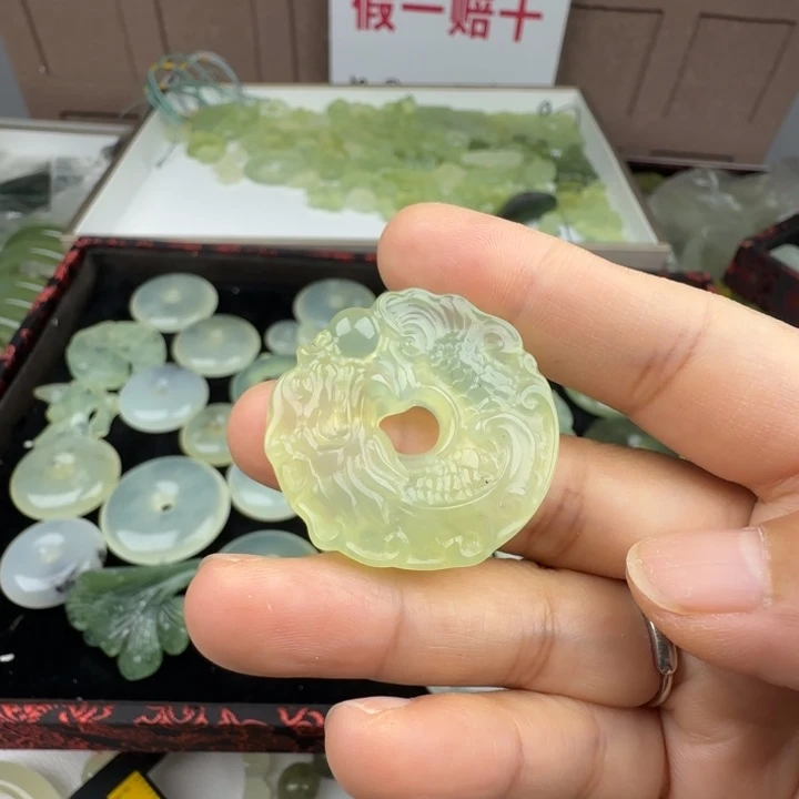 蛇纹石玉未镶嵌颈饰