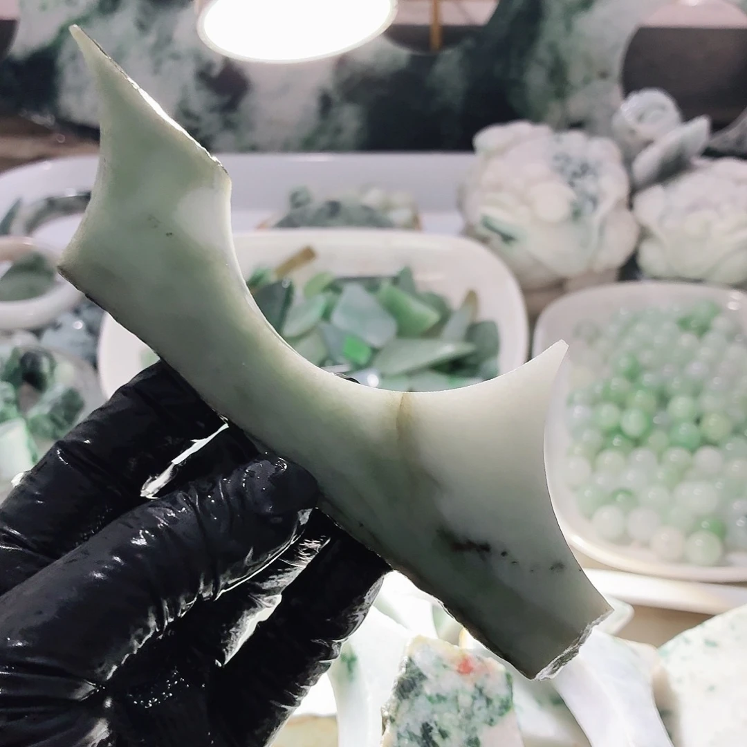 翡翠未镶嵌颈饰边角料