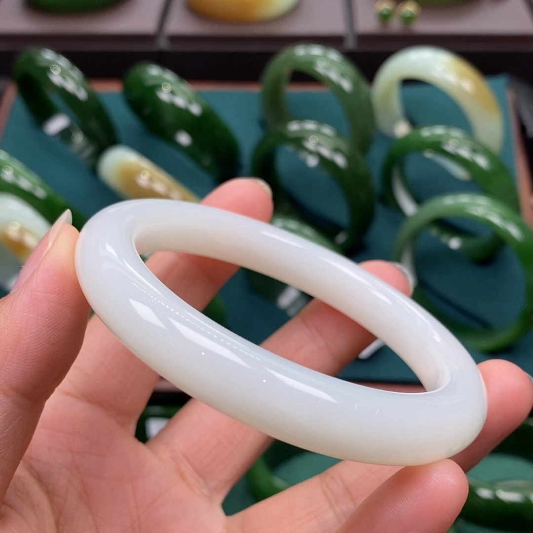 和田玉未镶嵌手镯