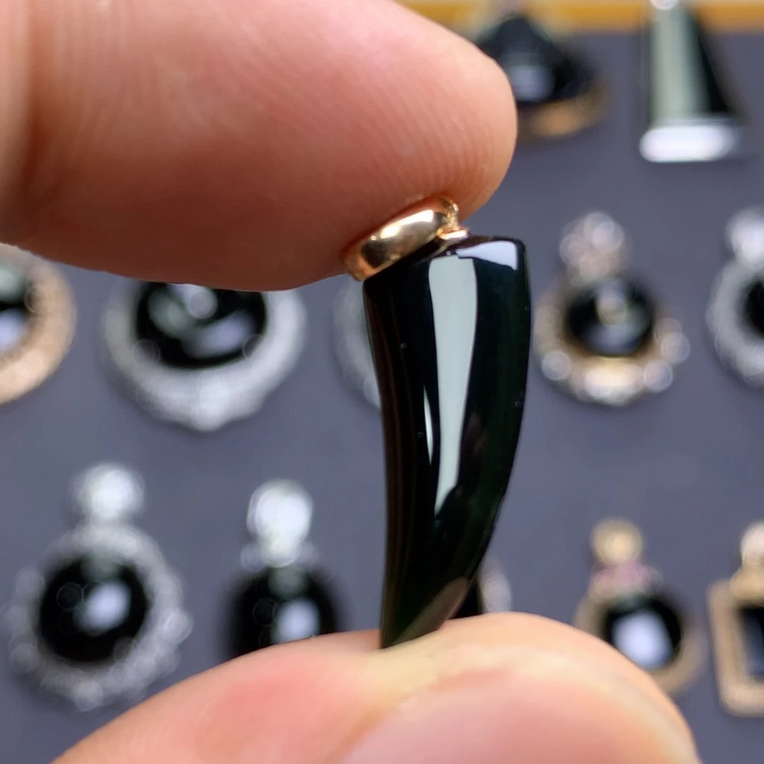 颈饰18K金镶嵌翡翠墨翠龙牙