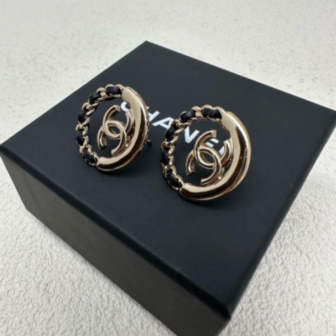 95新 Chanel/香奈儿 22p双C logo黑色皮穿链经典款耳钉