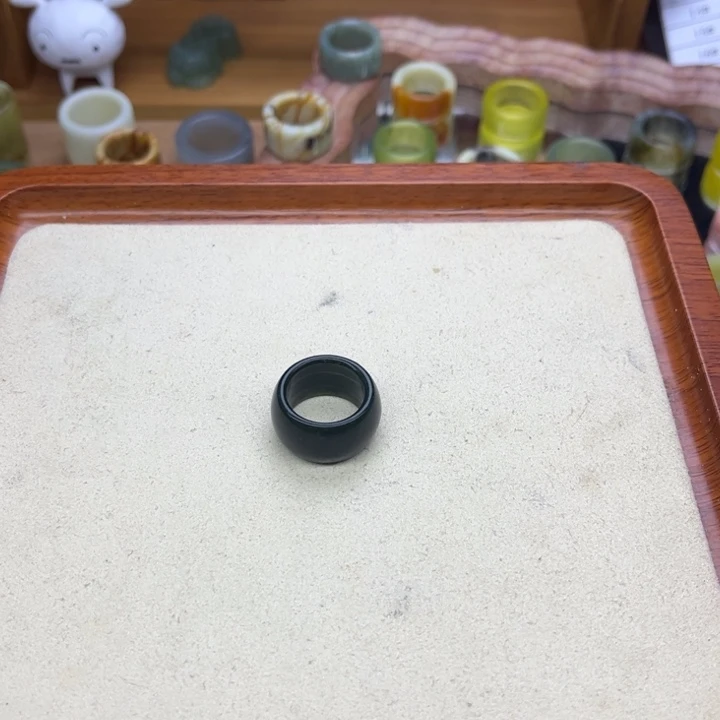何***岁蛇纹石玉未镶嵌戒圈
