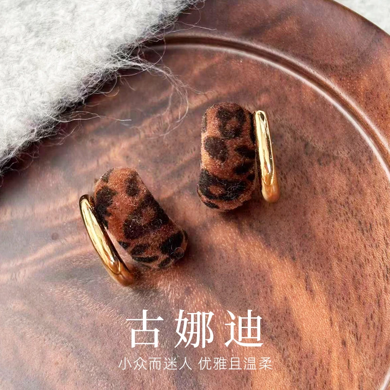 合金布艺耳饰 复古美拉德豹纹c形耳钉小众设计金属感半圆耳环