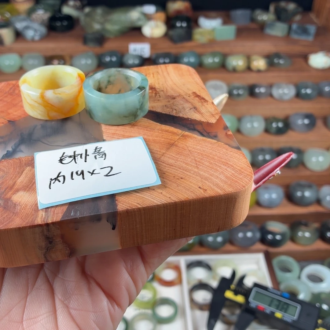 钟***古蛇纹石玉未镶嵌戒指