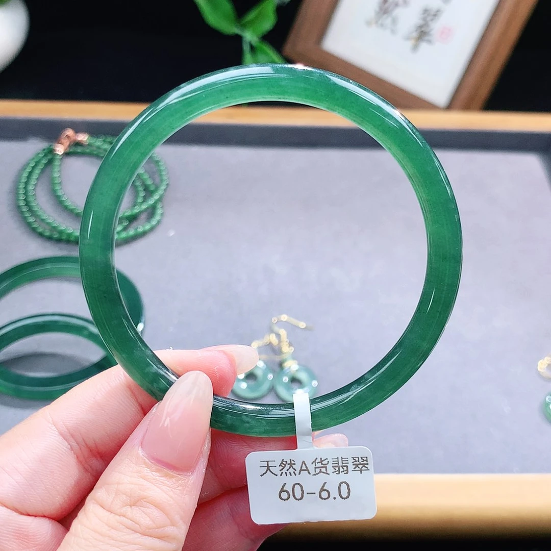 翡翠手镯（圆镯）未镶嵌