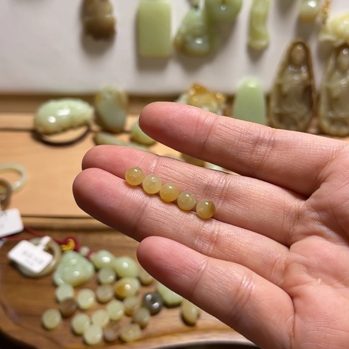 丫****和田玉未镶嵌颈饰