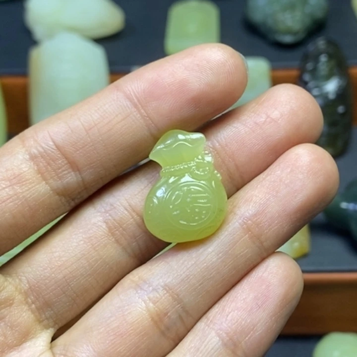 夕***青和田玉未镶嵌颈饰