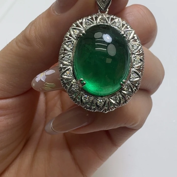 未镶嵌颈饰祖母绿