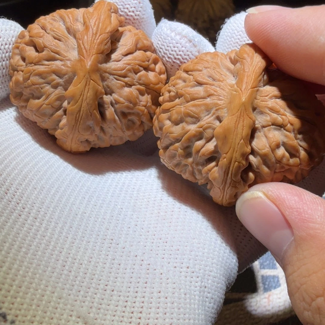 那***人文玩核桃把件莲花