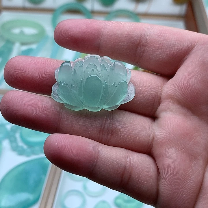 岫玉未镶嵌颈饰牡丹花