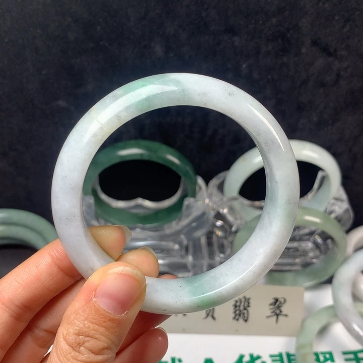 翡翠未镶嵌手镯35号。 57圈断镯