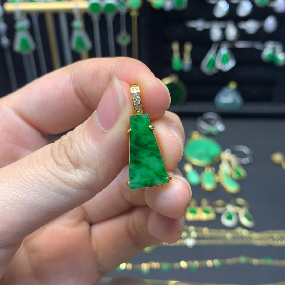 翡翠未镶嵌颈饰有纹裂