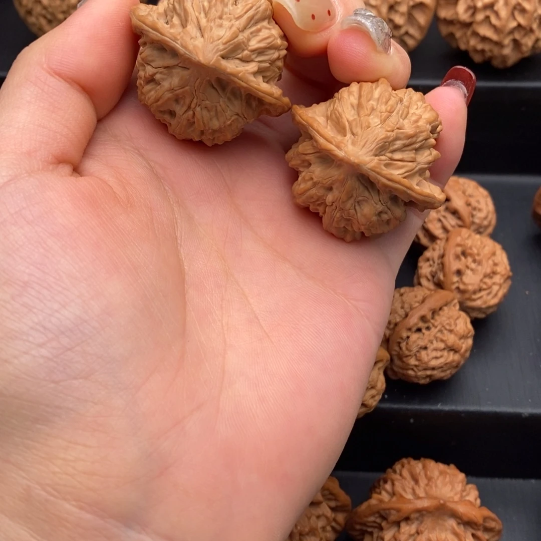 文玩核桃吊坠秦岭野生鸡心油腊皮37