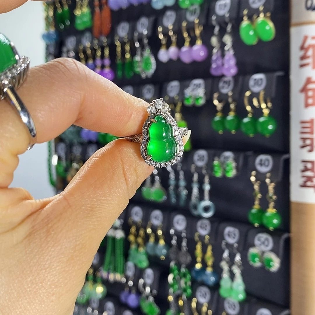 未镶嵌翡翠耳饰看