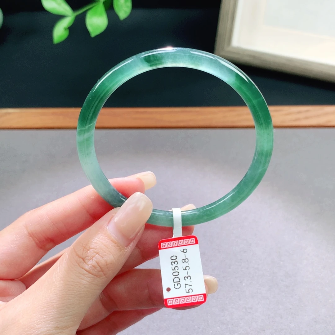 翡翠手镯未镶嵌天然翡翠