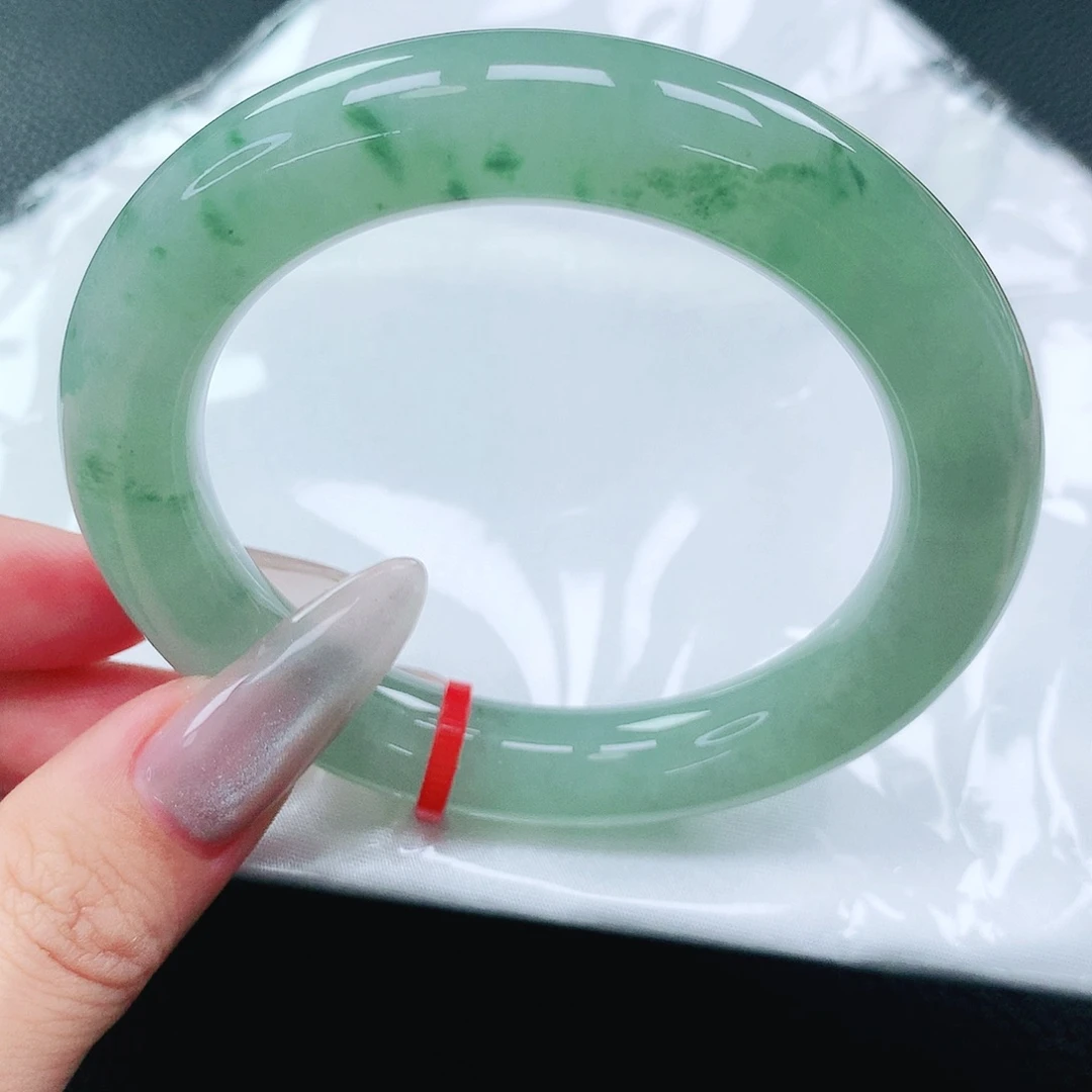 翡翠手镯未镶嵌54圈
