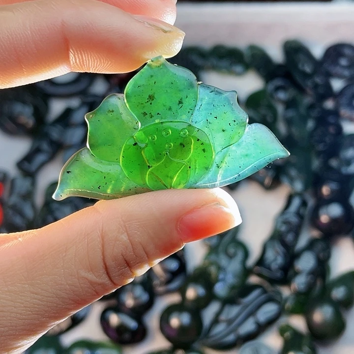 蛇纹石玉未镶嵌挂件泰山玉荷花