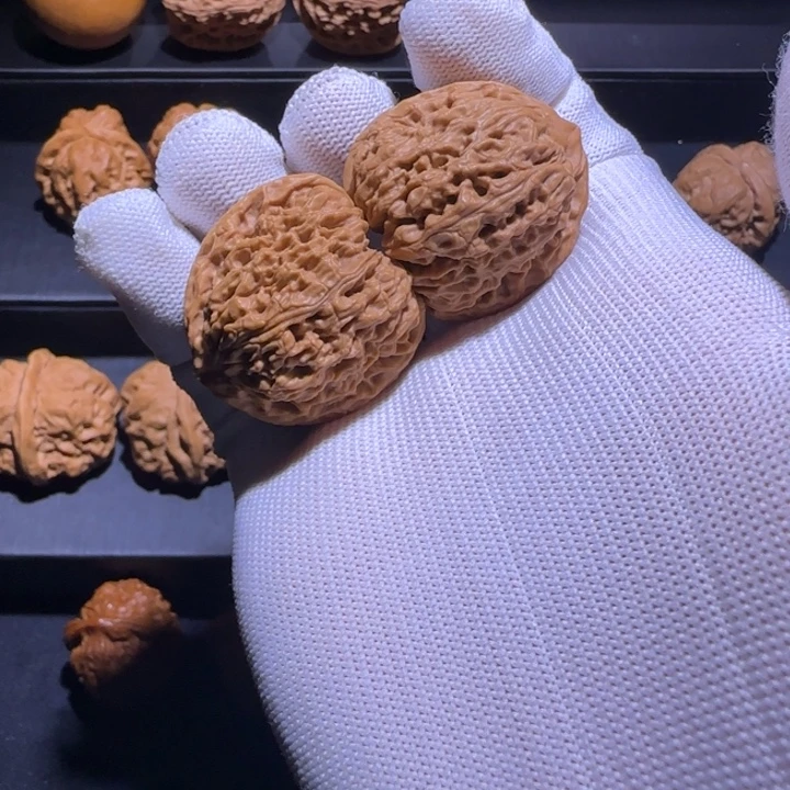 核桃精卡精配南疆石手把件