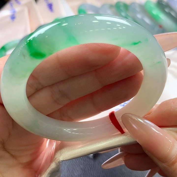 翡翠未镶嵌手镯52元冰辣绿