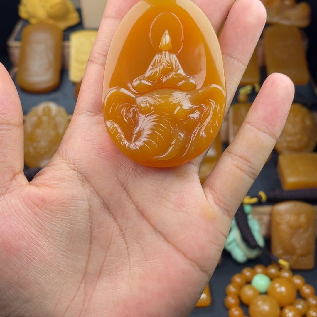 z***3颈饰未镶嵌石英质玉（缅黄）