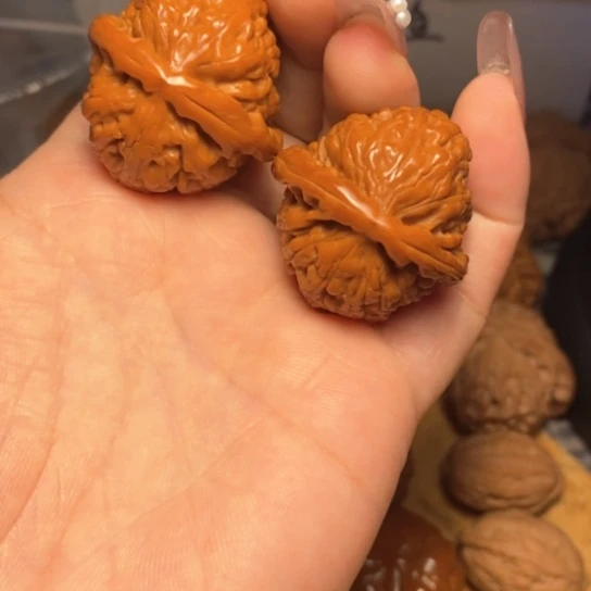 文玩核桃吊坠白狮子