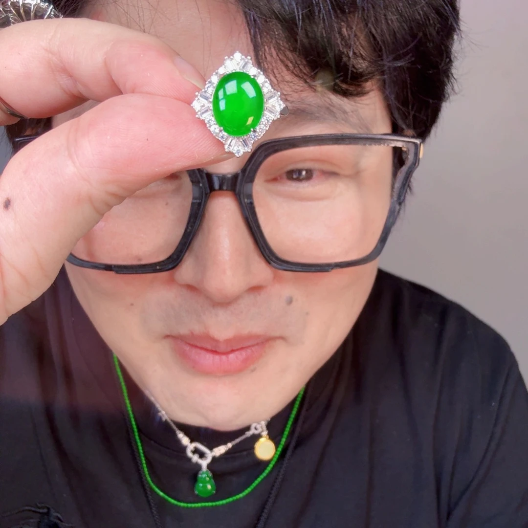 翡翠未镶嵌颈饰一件