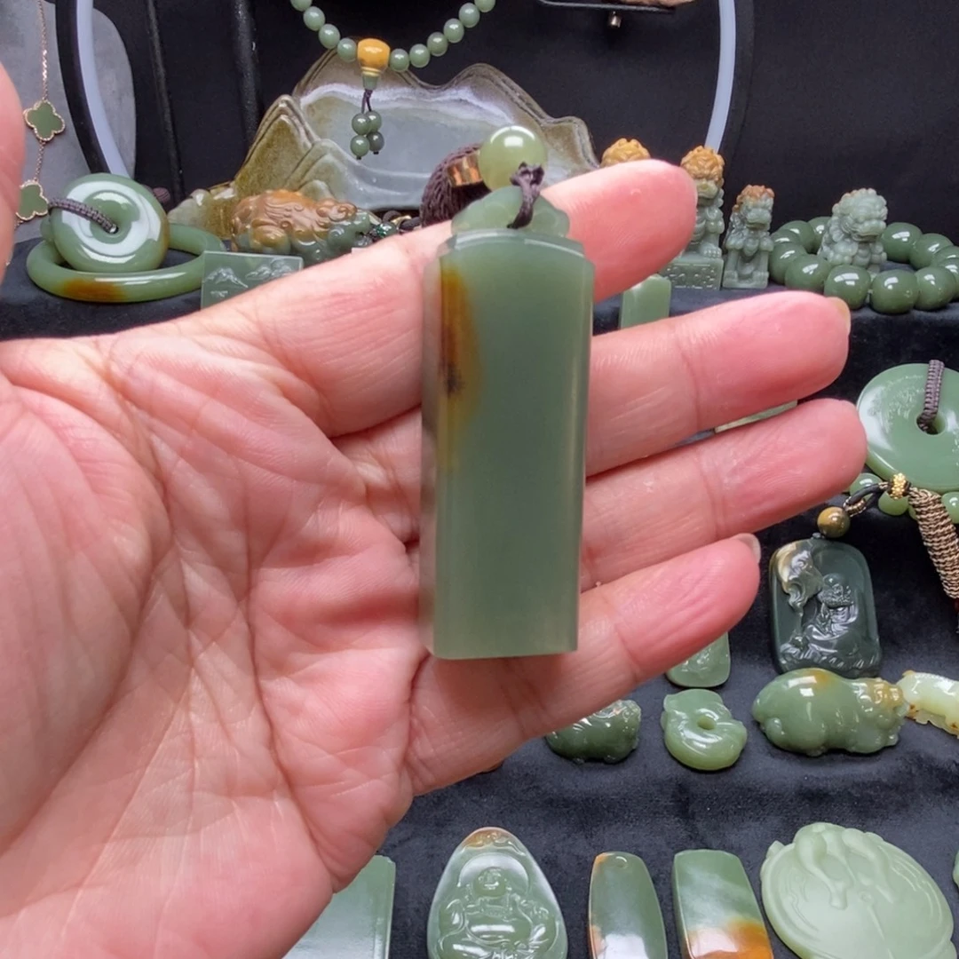未镶嵌岫岩河磨玉（透闪石质玉）挂件