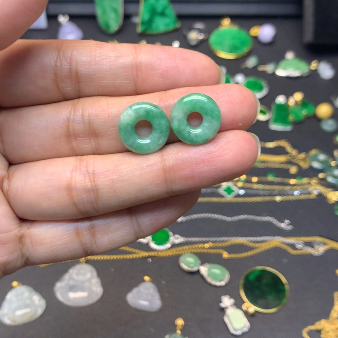 翡翠未镶嵌颈饰有纹