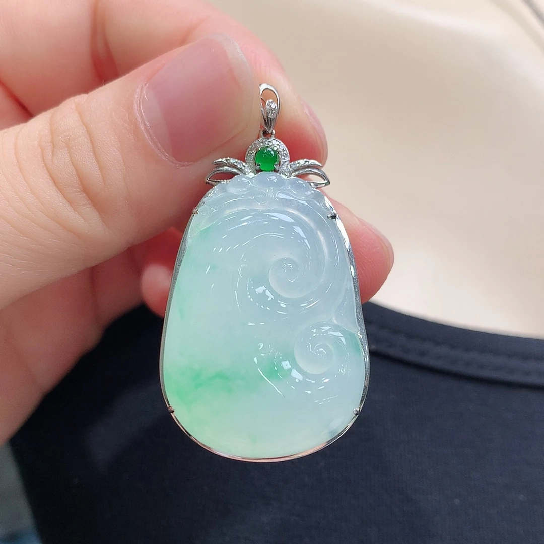 翡翠18K金镶嵌颈饰如意