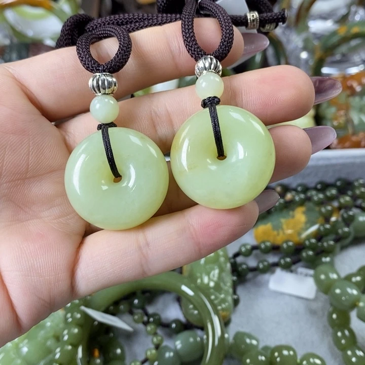 透闪石质玉挂件未镶嵌叮*