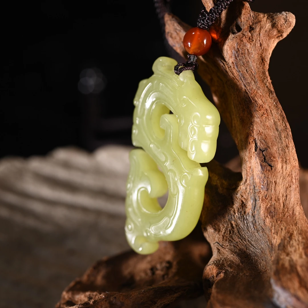 Lot8834 25YU104102 和田玉黄玉龙形挂件/匡时