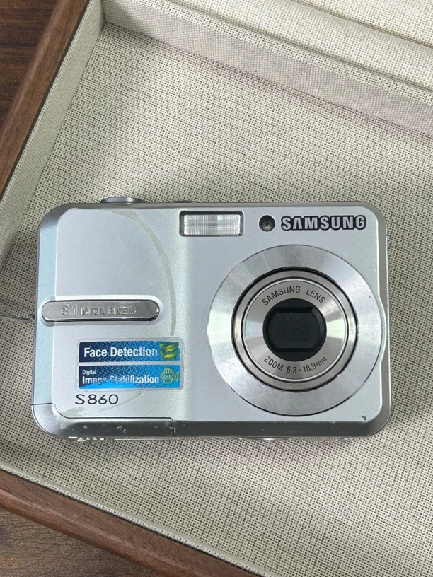 9新 Samsung/三星 s860 银色 成色一般ccd数码相机 使用五号电池