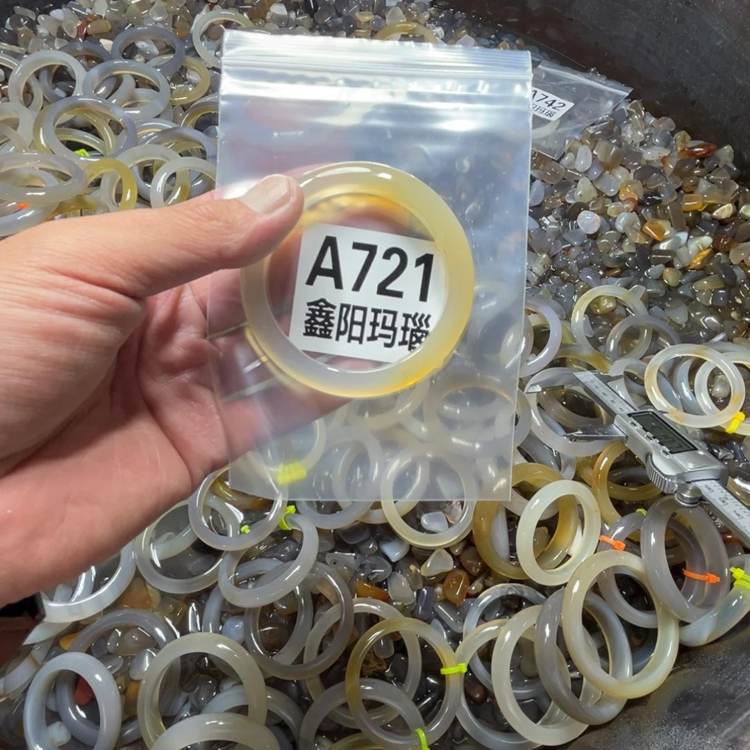 e***.玛瑙/玉髓未镶嵌手镯721