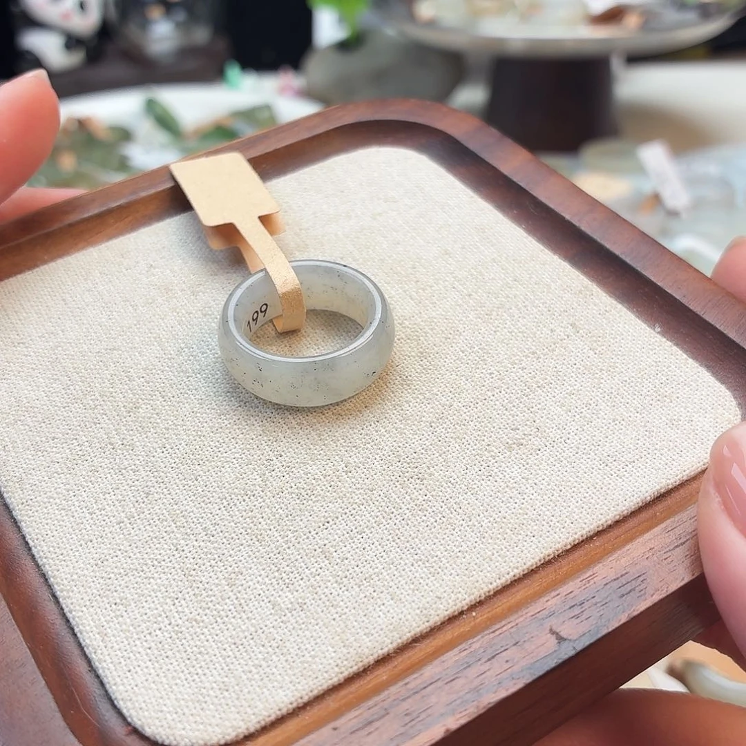 未镶嵌戒圈和田玉（糖玉）F12点墨轮胎16.9不退换