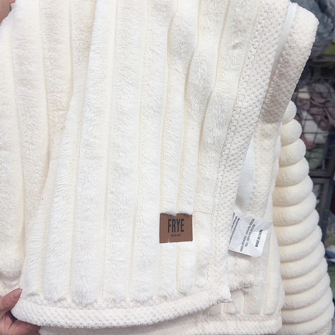 羊驼毛200.230仿兔兔抽条牛奶绒包边毯