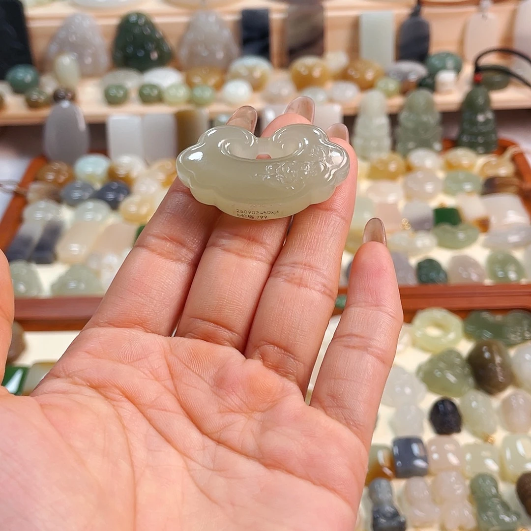 和田玉未镶嵌吊坠(赠链)