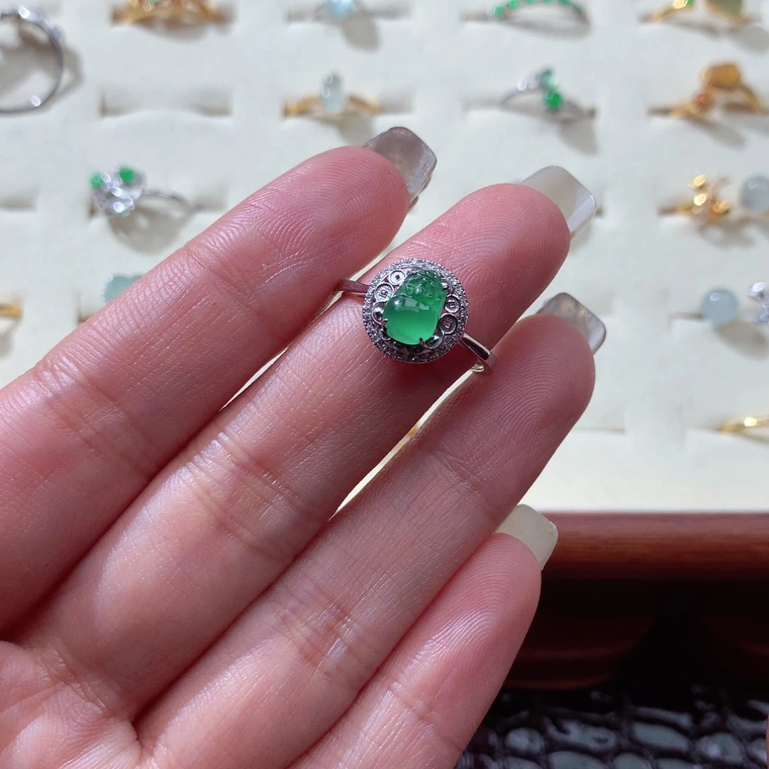 翡翠颈饰18K金镶嵌小*吖翡翠