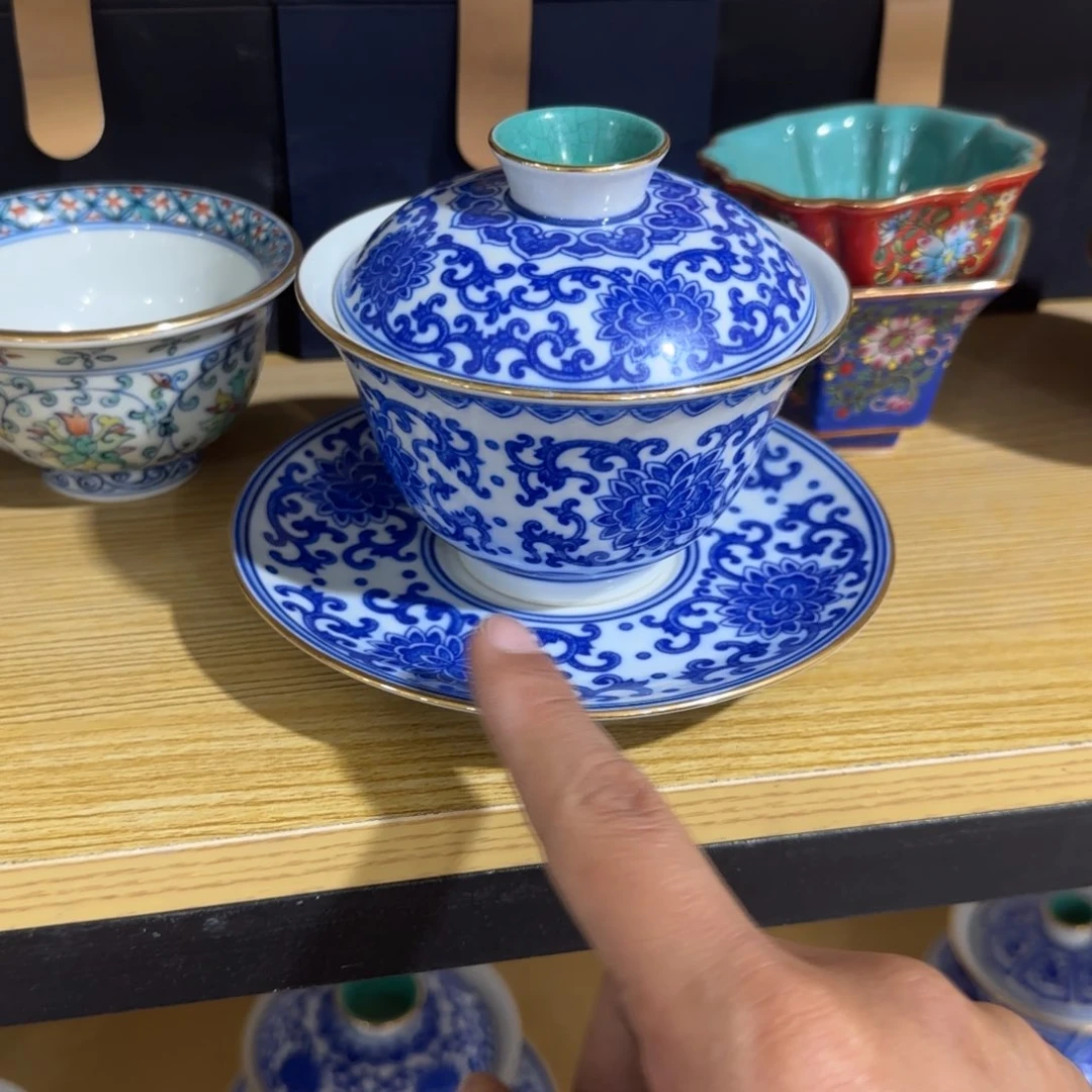 瓷片瓷器上用白泥雕刻图案并