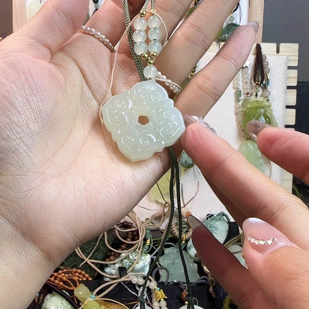 被***贝蛇纹石玉未镶嵌颈饰